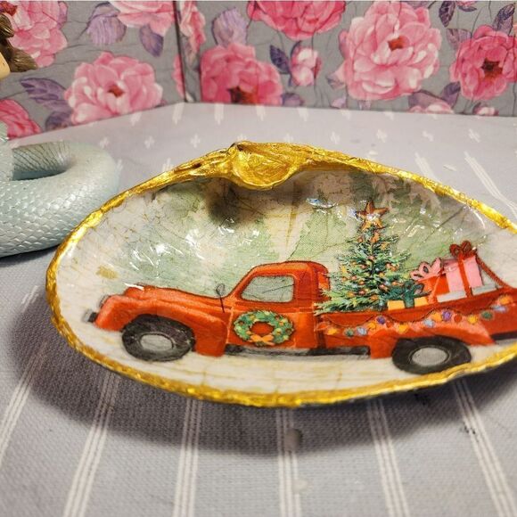 DECOUPAGE CLAM SHELL DECOUPAGE XMAS RED TRUCK 🚚 ON A CLAM SHELL TRINKET DISH - Picture 8 of 11